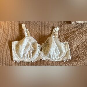 40DDD Deesse unlined lace bra. EUC